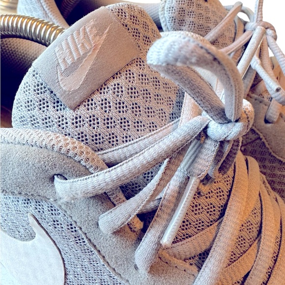 Nike Tanjun Gray & White Men’s 11.5 High End Running Shoes - Picture 5 of 10